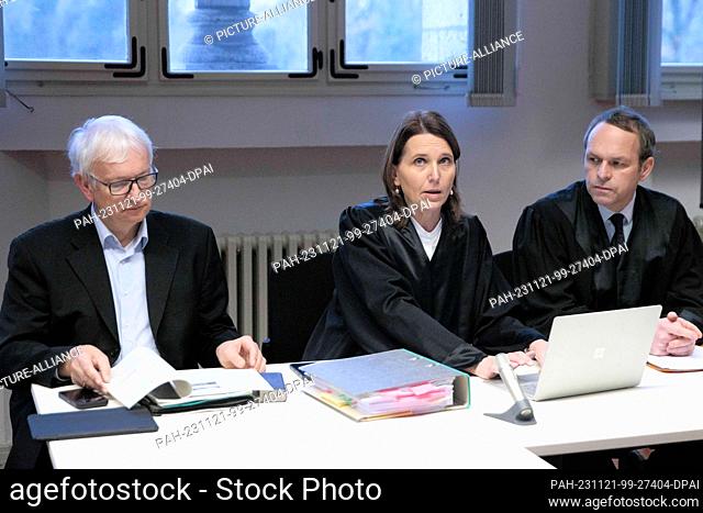 21 November 2023, Berlin: Jürgen Resch (l-r), Managing Director of Deutsche Umwelthilfe (DUH), Juliane Schütt, lawyer, and Tobias Bulling, lawyer