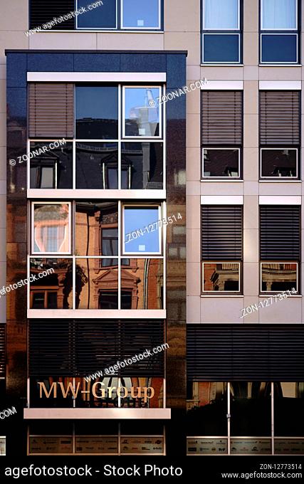Wiesbaden, Deutschland - September 25, 2018: Die Spiegelglasfassade des modernen Bürohauses der MW Group, einem Finanzberater am 25