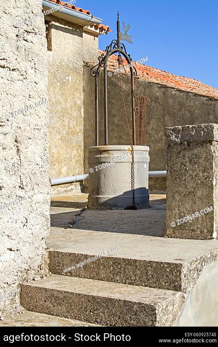 In wasserarmen Gegenden in Istrien wird das Regenwasser in Zisternen gesammelt. Mit Hilfe von Ziehbrunnen wird die Wasserversorgung dann sichergestellt