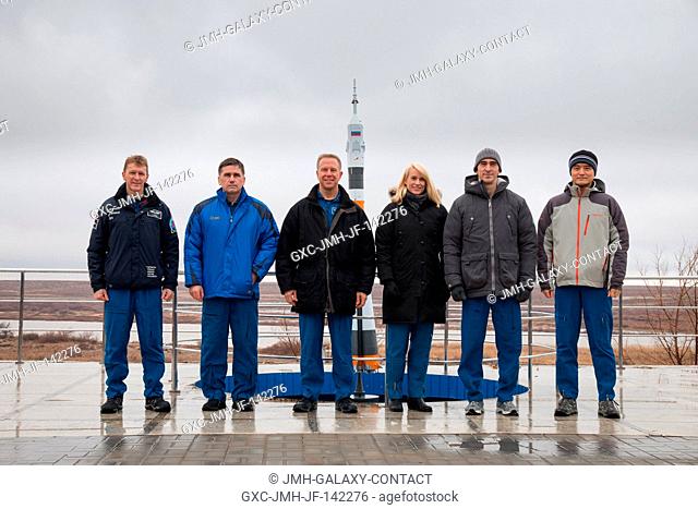 Behind their Cosmonaut Hotel crew quarters in Baikonur, Kazakhstan, the prime and backup Expedition 46-47 crewmembers pose for pictures Dec