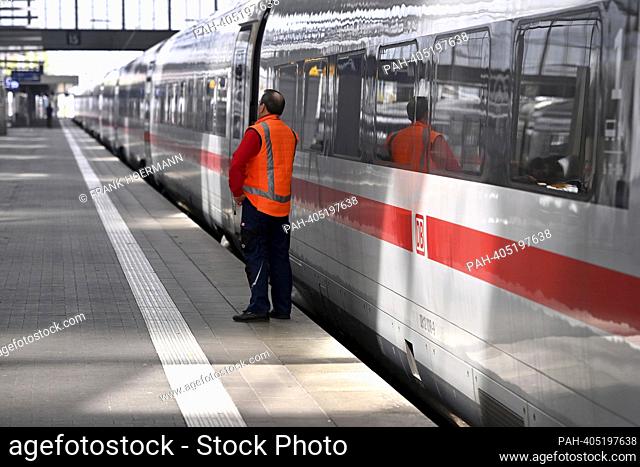 Strike on Friday, April 21, 2023 at the main train station in Munich: EVG paralyzes rail traffic for several hours. Workers on an ICE train. ?