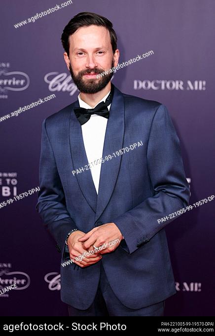 05 October 2022, Berlin: Actor Franz Dinda comes to the charity event ""Tribute to Bambi"" at the Hotel Berlin Central District