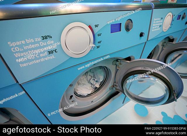27 September 2022, Hamburg: The water temperature of a washing machine is set to 30 degrees during the Cold Laundromat campaign in the Winterhude district