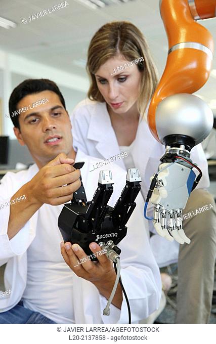 Humanoid robot for automotive assembly tasks in collaboration with people and and LWR robot, using haptic teleoperation with force feedback