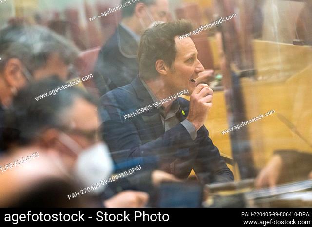 05 April 2022, Bavaria, Munich: Ludwig Hartmann, parliamentary group leader of Bündnis 90/Die Grünen, speaks during the plenary session in the Bavarian state...