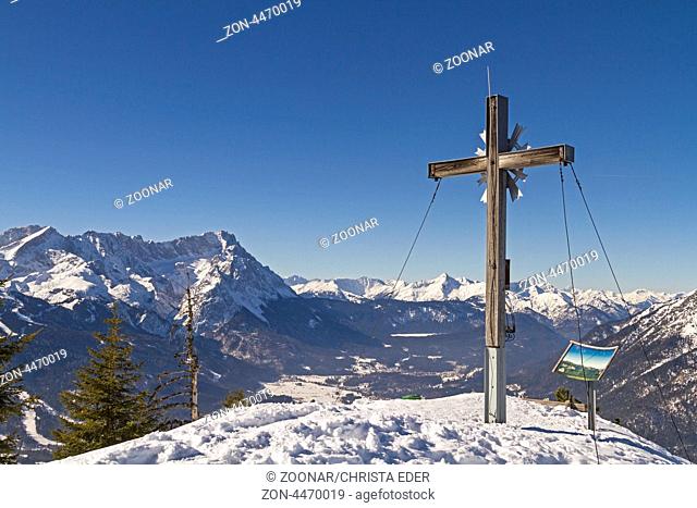 Gipfelkreuz auf einem Vorgipfel des Wanks mit Zugspitze
