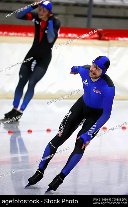 30 October 2021, Bavaria, Inzell: Speed skating German Championships, decision, 1000 metres men. Joel Dufter reacts after his victory
