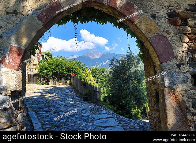 Suedtirol, Italy July 2020: Impressions of Suedtirol July 2020 Dorf Tirol, Schloss Auer, view through the goal arch to the Ifinger | usage worldwide