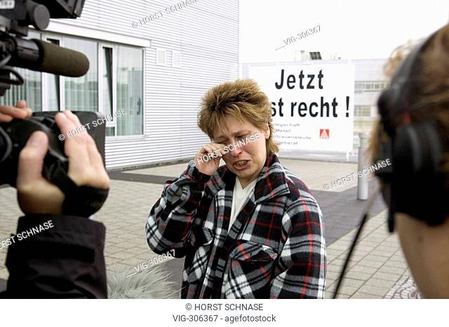 BenQ works in Kamp-Lintfort: after the news that 2 of 3 employeers will be fired, employees start to cry. - Kamp-Lintfort, NRW, GERMANY, 19/10/2006