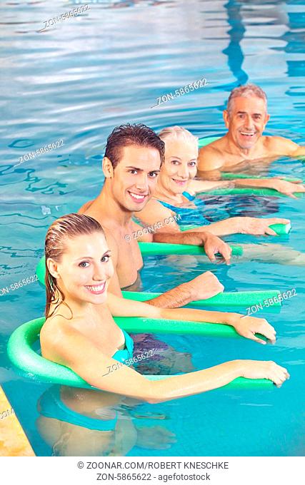 Leute machen Aquafitness als Rückentraining im Schwimmbad