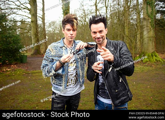 25 March 2023, Schleswig-Holstein, Preetz: The magician duo Christian Ehrlich (l-r) and Andreas Ehrlich (""Ehrlich Brothers"") during a visit to the Weimann...