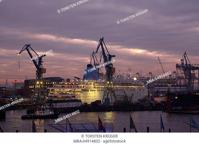 Germany, Hamburg, Hamburg harbour with the Elbe and Blohm and Voss Dock Elbe 17 and ship Thomson Dream