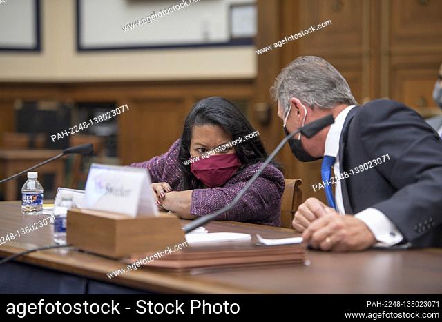 Carrie Ricci Member, Fort Hood Independent Review Committee, left, confers with Chris Swecker, Panel Lead, Fort Hood Independent Review Committee