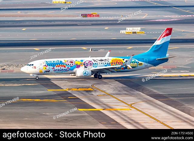 Dubai, Vereinigte Arabische Emirate - 27. Mai 2021: Ein Boeing 737-800 Flugzeug der Luxair mit dem Kennzeichen LX-LGU und der Sonderbemalung Sumo auf dem...