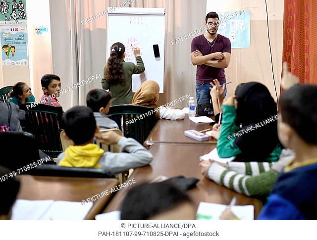 31 October 2018, Lebanon, Bourj Al Brajneh: Lessons at the Palestinian refugee camp Bourj Al Brajneh. Photo: Britta Pedersen/dpa-Zentralbild/ZB