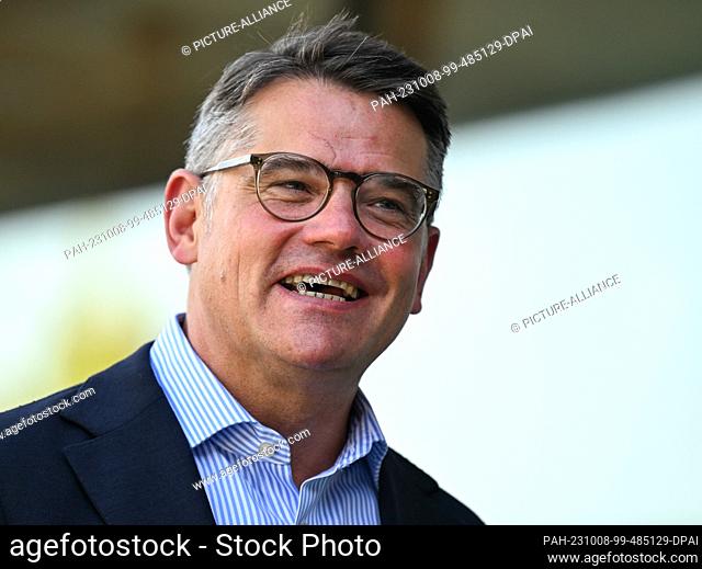 08 October 2023, Hesse, Frankfurt/Main: Boris Rhein, CDU top candidate and Minister President of Hesse, accompanies his wife to vote at the polling station in...