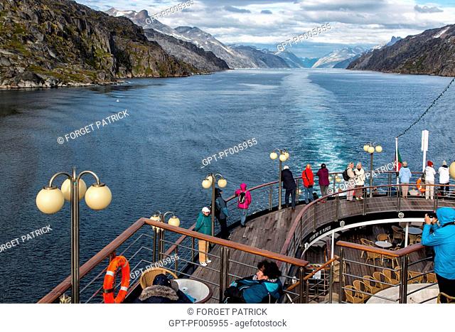 PASSENGERS ON THE OCEAN LINER'S DECK TO ADMIRE THE LANDSCAPE, ASTORIA CRUISE SHIP, FJORD IN THE PRINCE CHRISTIAN SOUND, GREENLAND