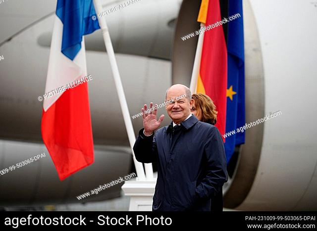 09 October 2023, Hamburg: German Chancellor Olaf Scholz (SPD) waves after arriving at the Airbus factory airport in Hamburg-Finkenwerder on the occasion of the...