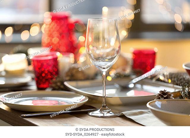 table setting for christmas dinner at home