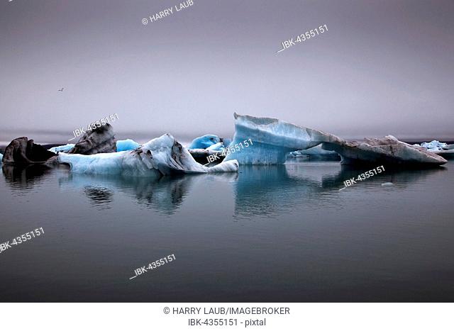 Ice, icebergs with traces of volcanic ash, glacier, glacial lagoon of the Vatnajökull glacier, Jökulsarlon, Iceland