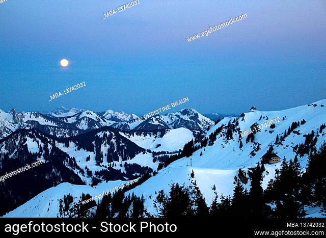 From the Auerspitze to the north, the setting moon over the mountains from left to right Blankenstein (1768m), Bendiktenwand (1799m), Setzberg, Hirschberg