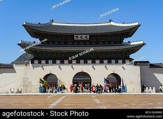 Seoul, South Korea, Asia - Exterior view of the Gwanghwamun gate at the Gyeongbokgung Palace, the largest of the Five Grand Palaces built by the Joseon dynasty