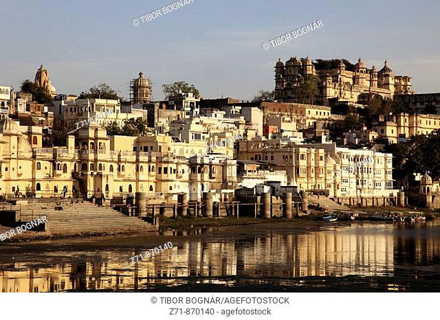 India, Rajasthan, Udaipur, Lake Pichola, skyline, City Palace