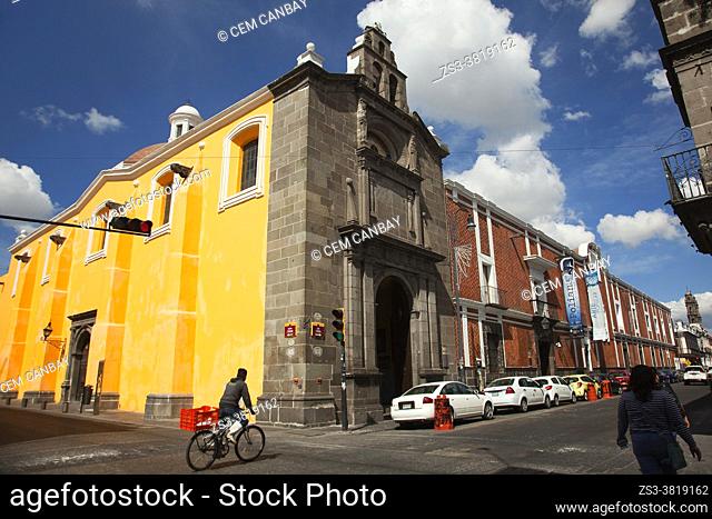 Cyclist in front of the Iglesia De San Pedro Church at the historic center, Puebla, Puebla State, Mexico, Central America