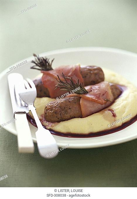 Bacon-wrapped sausages with polenta