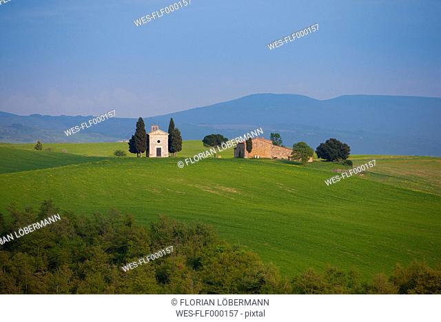 Italy, Chapel Vitaleta and farm in Val d'Orcia