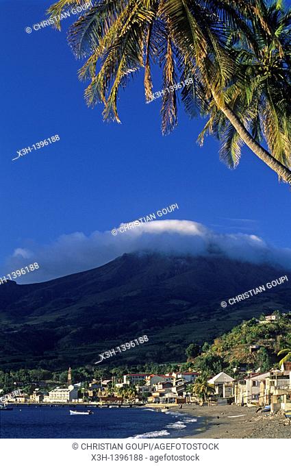 baie de Saint-Pierre avec la Montagne Pelee en arriere-plan, cote ouest Ile de la Martinique Departement et Region d'Outremer francais Archipel des Antilles...
