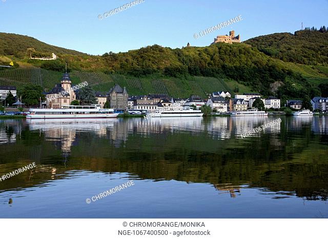 Panoramic view of the Moselle River and Bernkastel in the evening light, Bernkastel Kues, Middle Moselle region, district Bernkastel Wittlich