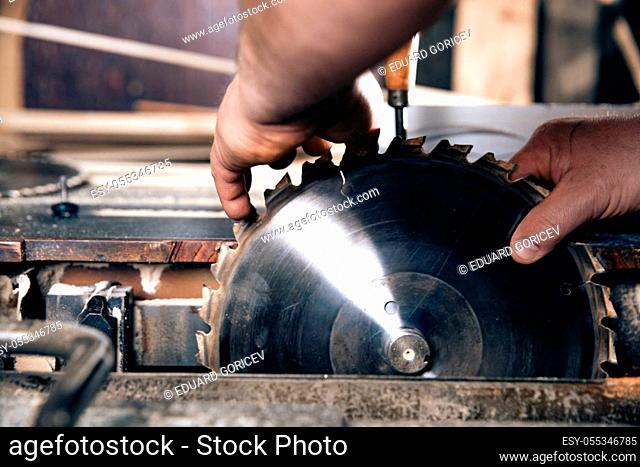 replacement of a gear wheel on a circular saw in a joinery