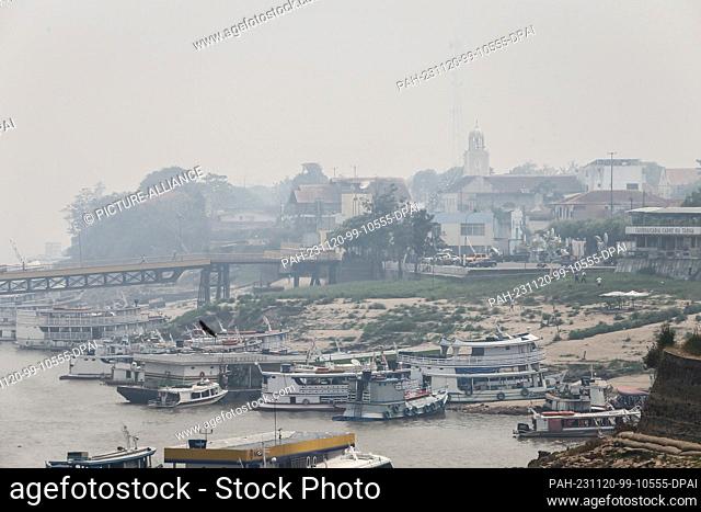 PRODUCTION - 02 November 2023, Brazil, Parintins: The port and the city are in smoke due to a forest fire. The green lung of the planet