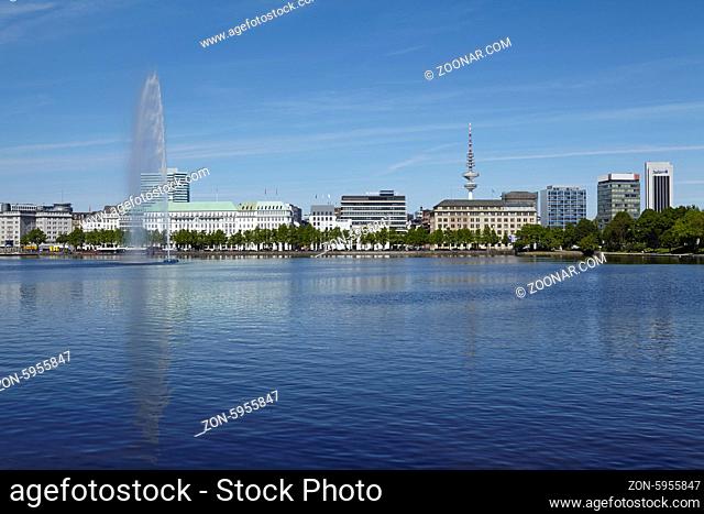 Die Binnenalster in Hamburg mit der Wasserfontaine und dem bekannten Luxushotel Vier Jahreszeiten am 16. Mai 2014 aufgenommen
