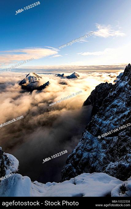The Gamsjoch, with Ruederkarspitz, Gumpenspitze and Roßkopf in the morning sea of clouds. View from the Lalidererspitze into the Karwendel