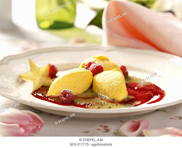 Spooned-out saffron cream with fruit puree