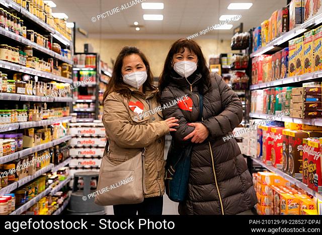 29 January 2021, Bavaria, Volkach: The two friends Annie and Juliete take part in the ""Single Shopping"" in a supermarket in Volkach