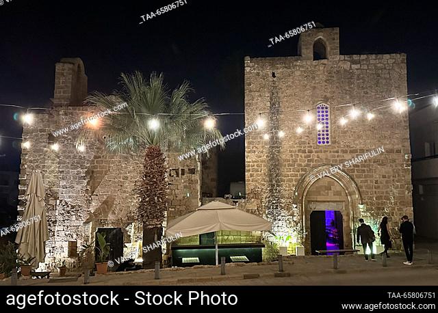 CYPRUS, FAMAGUSTA - 15 de diciembre de 2023: Una vista de una antigua iglesia de Templarios dedicada a San Juan por la noche