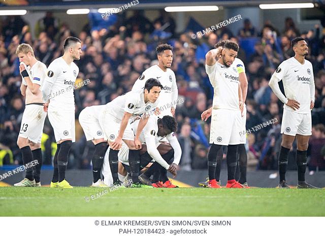 The Frankfurt players are disappointed after the penalty shootout, disappointed, disappointment, disappointment, sad, frustratedriert, frustrated, verzated