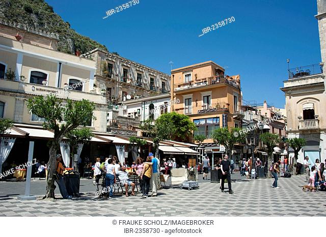 Piazza IX Aprile square, Taormina, Sicily, Italy, Europe