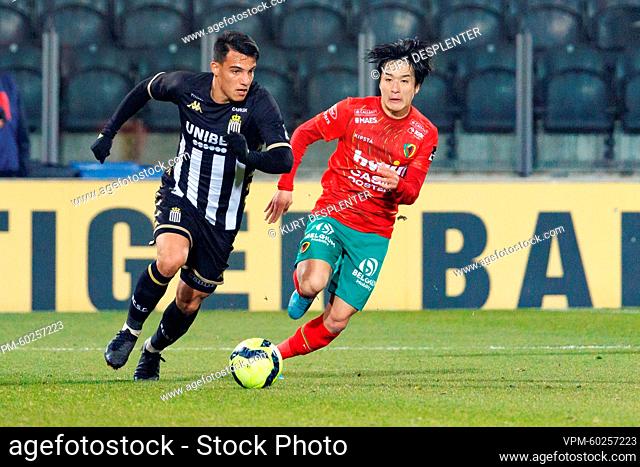 Charleroi's Amir Hosseinzadeh and Oostende's Tatsuhiro Sakamoto fight for the ball during a soccer match between KV Oostende and Sporting Club Charleroi
