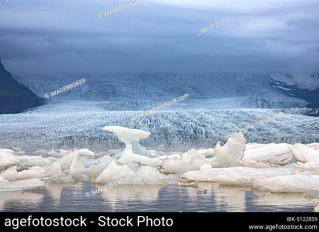 Glacial lake Fjallsarlon, icebergs with glacier, Vatnajökull National Park, Hornafjörður, Southern Iceland, Iceland, Europe