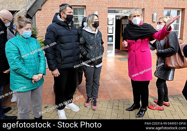 16 March 2022, Mecklenburg-Western Pomerania, Groß Strömkendorf: During a visit to the DRK's initial reception center for Ukrainian refugees in the former Hotel...