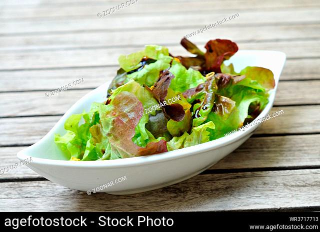 Green salad with balsamic cream. Blattsalat mit Balsamicocreme