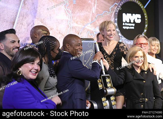 Empire State Building, New York, USA, January 18, 2022 - New York City Mayor Eric Adams and Actors from Disney's Aladdin during a visit to the The Empire State...