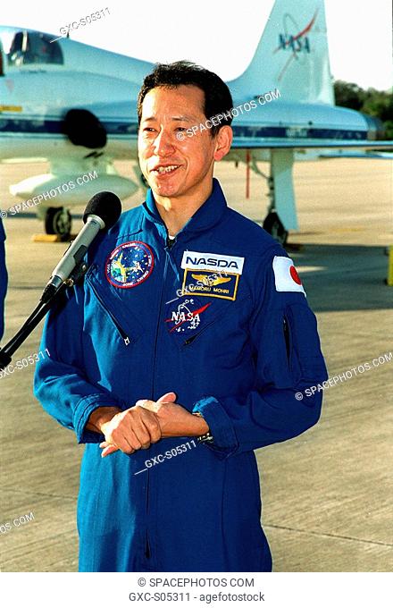01/11/2000 --- After their arrival at the Shuttle Landing Facility, the STS-99 crew talk to the media. At the microphone is Mission Specialist Mamoru Mohri