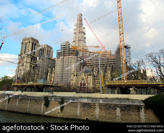 PRODUCTION - 06 December 2023, France, Paris: Construction work to rebuild Notre-Dame Cathedral, which was damaged by a major fire
