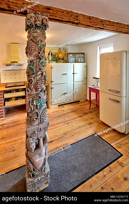 Photo reportage with text, Obere Gasse No 7, homestory, open kitchen, carved column, plank floor, renovation, interior, Rothenfels, Main Spessart, Franconia