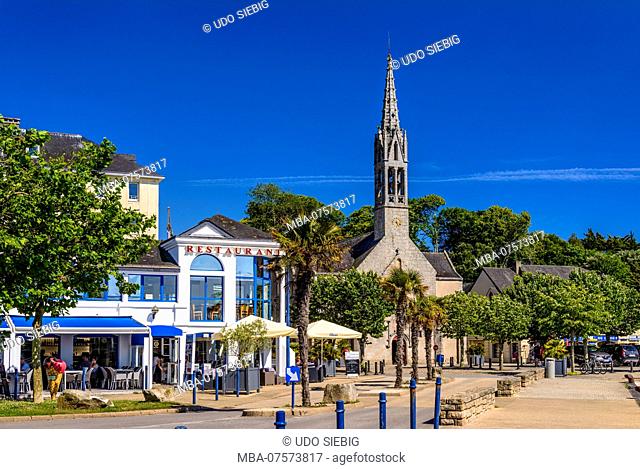 France, Brittany, FinistÃ¨re Department, BÃ©nodet, harbour promenade with Church of Saint Thomas